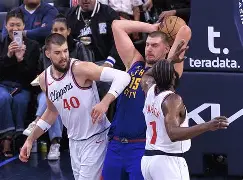 丹佛掘金NBA击败达拉斯独行侠约基奇勾手制胜的简单介绍