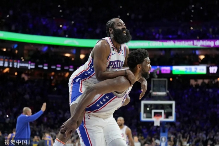 关于波士顿凯尔特人NBA力压密尔沃基雄鹿，塔图姆关键时刻接管比赛的信息