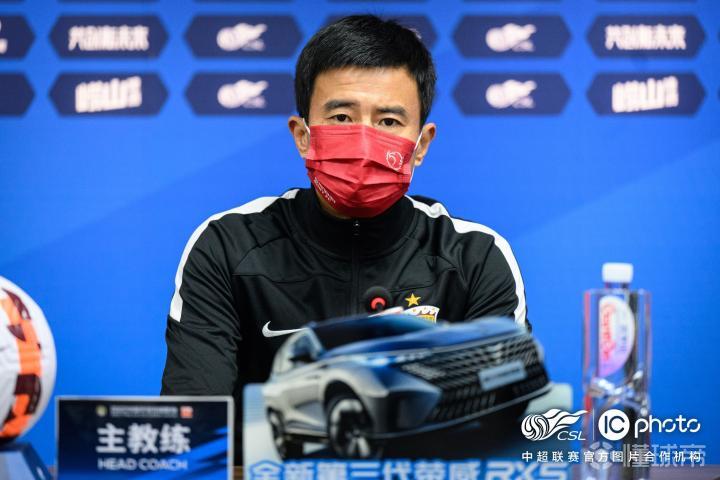 主教练赛前部署，强调专注与执行